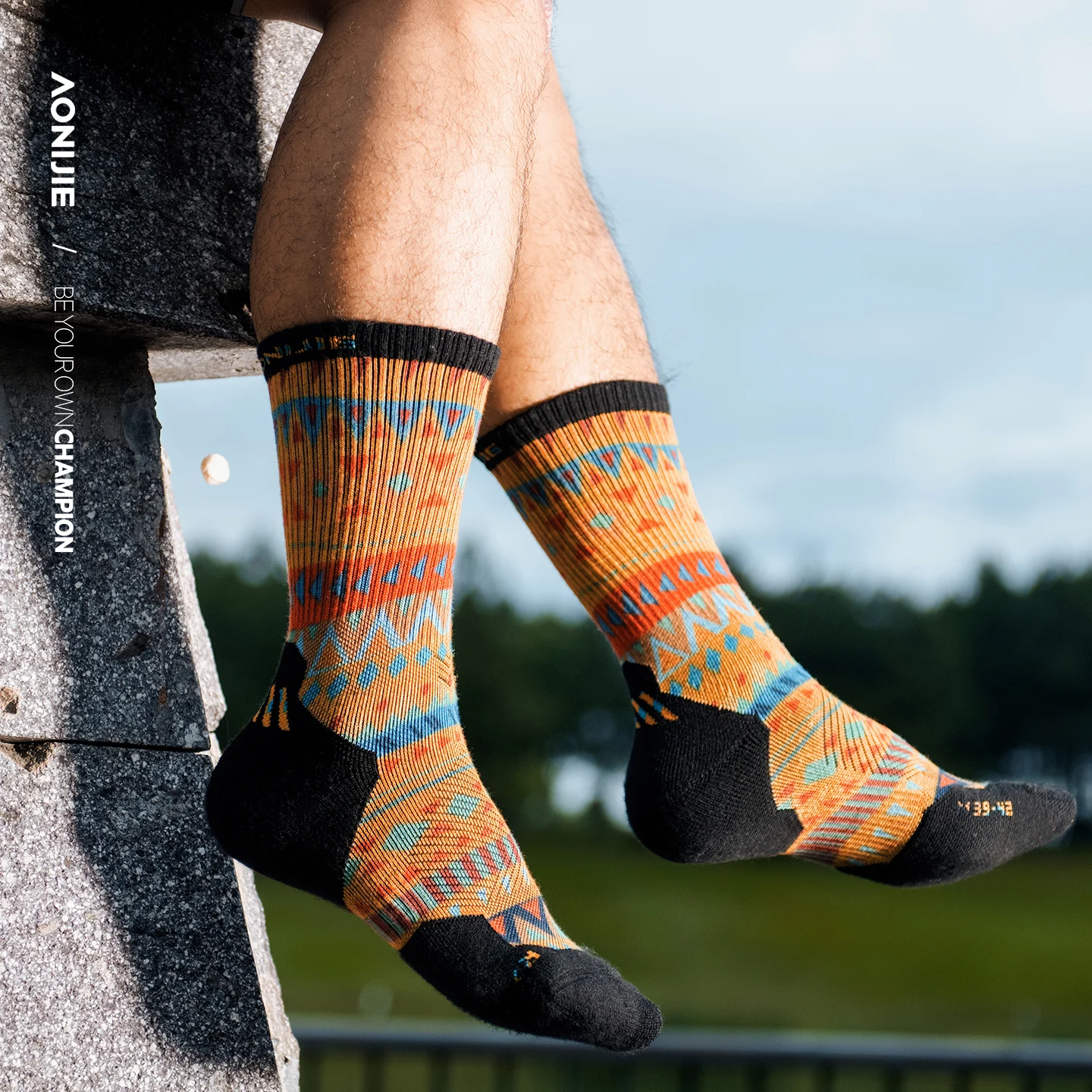 AONIJIE アウトドアウールクルーソックス ミディアム丈 - Wool Hiking Sock のレビューと価格